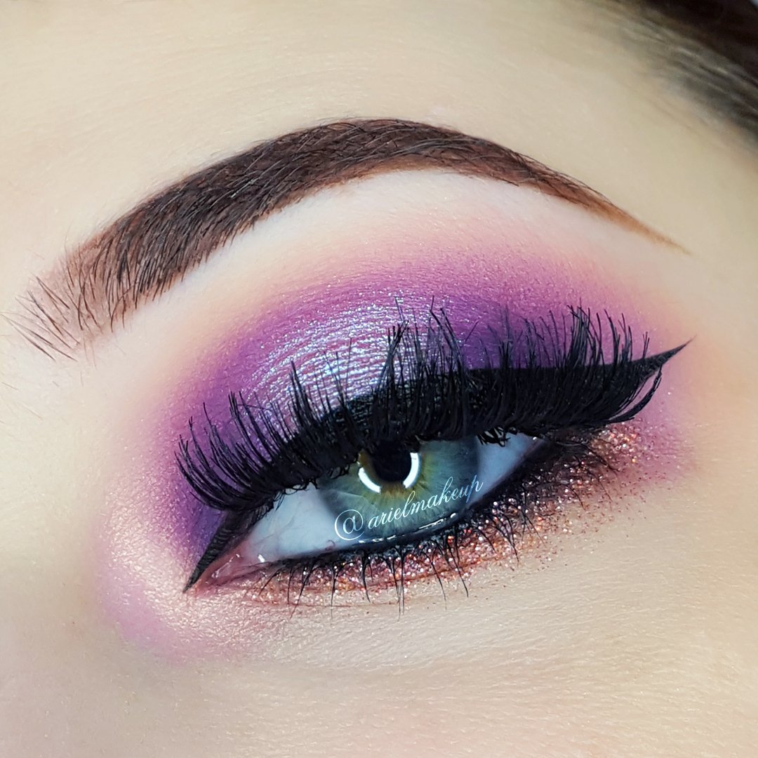 ArielMakeUp's tweet photo. 🌺DESERT DUSK🌺 #makeup featuring the #DesertDusk palette by @hudabeauty borrowed from a kind friend ♥

Ft. e/s from the Desert Dusk palette: Desert Sand, Eden, Twilight, Amethyst, Celestial, Cosmo &amp; Angelic
@KATVONDbeauty Tattoo Liner in Trooper

#eyemakeup #makeuplook #eyelook https://t.co/wEP2xEio0h