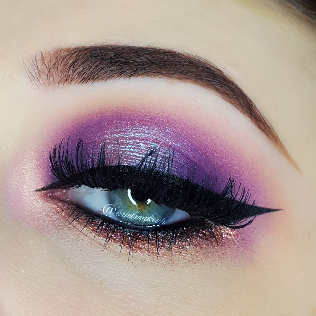 ArielMakeUp's tweet photo. 🌺DESERT DUSK🌺 #makeup featuring the #DesertDusk palette by @hudabeauty borrowed from a kind friend ♥

Ft. e/s from the Desert Dusk palette: Desert Sand, Eden, Twilight, Amethyst, Celestial, Cosmo &amp; Angelic
@KATVONDbeauty Tattoo Liner in Trooper

#eyemakeup #makeuplook #eyelook https://t.co/wEP2xEio0h