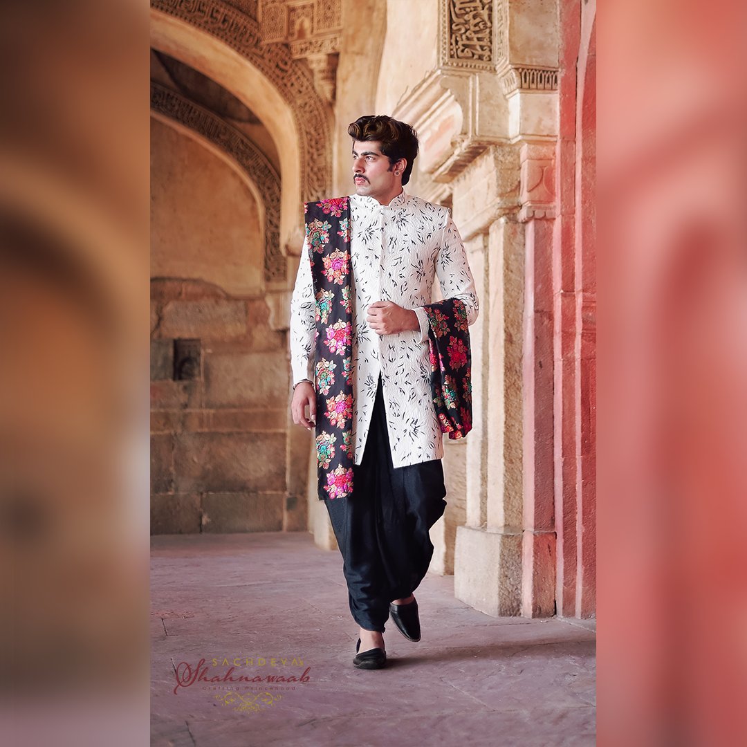 sshahnawaab's tweet image. A black and white Rajwada indo-western highlighted with a pinch of bright colored Banarasi stole. Jacket is handcrafted with Animal marks is a perfect alternative to animal skin wear.
#sshahnawaab #craftingprincehood #mayorsaab #menstyle #delhi #ethnicwear#fashiondesigner #india