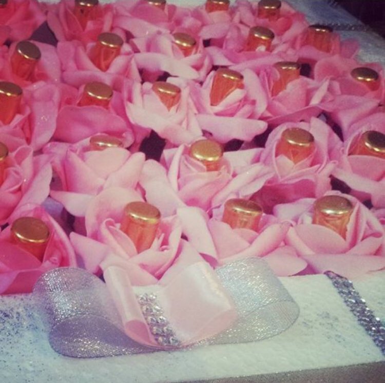 Abeer0121's tweet photo. #تصويري#توزيعات_زواجات#لزبونتي_الغاليه_#صوره_اليوم #تاجرات_جده #جده #زواجات #ثيمات #تخرج #توزيعات_زواج#تاجرات_جدة https://t.co/Cg6RdR78Xe