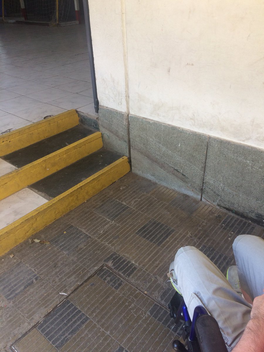 alfredosil's tweet photo. Brillante decisión de eliminar rampla discapacitados en el chileno alemán @MuniNunoa @andreszarhi nadie da respuesta por tal estupidez @TVN @T13 @CHVNoticiascl @chilevision @Mega #ChileElige #VotaChile2017 #EleccionesPresidenciales2017 @denunciaschile @Teleton https://t.co/HA4iiIy3HW