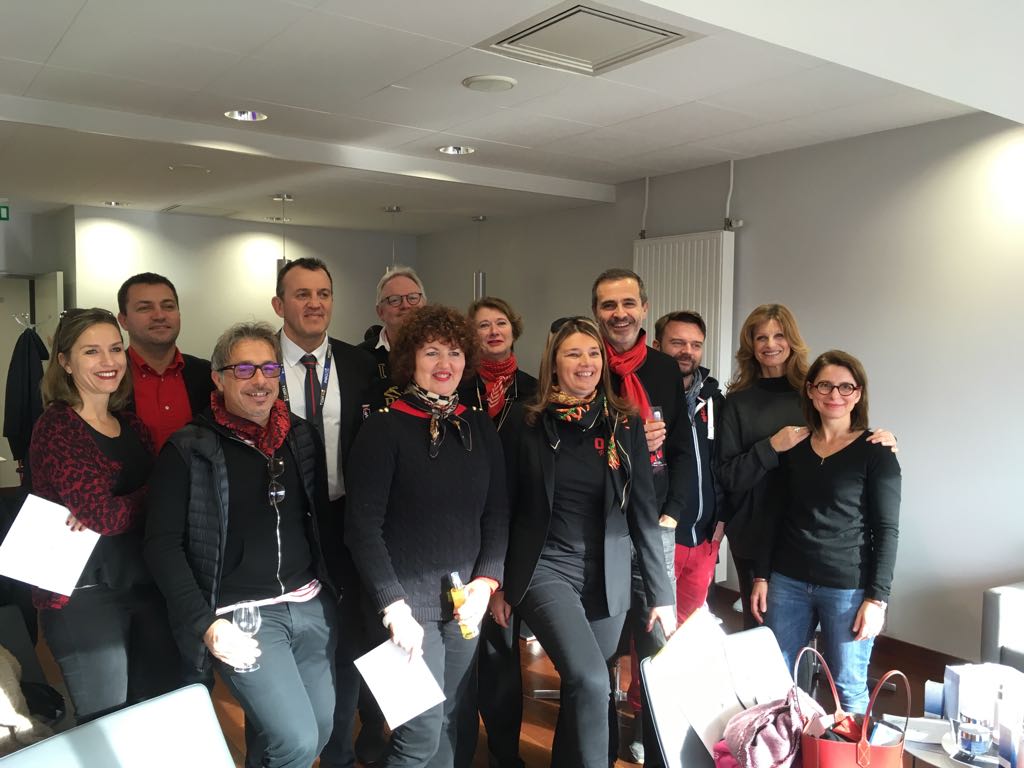 jetwiterai's tweet photo. @OyonnaxRugby @supporter_uso @adribuononato @ThierryEmin @SFParisRugby@ #SFPuso fiers des Oyomens 🏉📯❤et d'avoir reçu le Président dans la loge Portanse aux couleurs de l USO🔴⚫. Improbo Fabbrum Lavorare Ascendit. CQFD. https://t.co/T8HpZPggbS