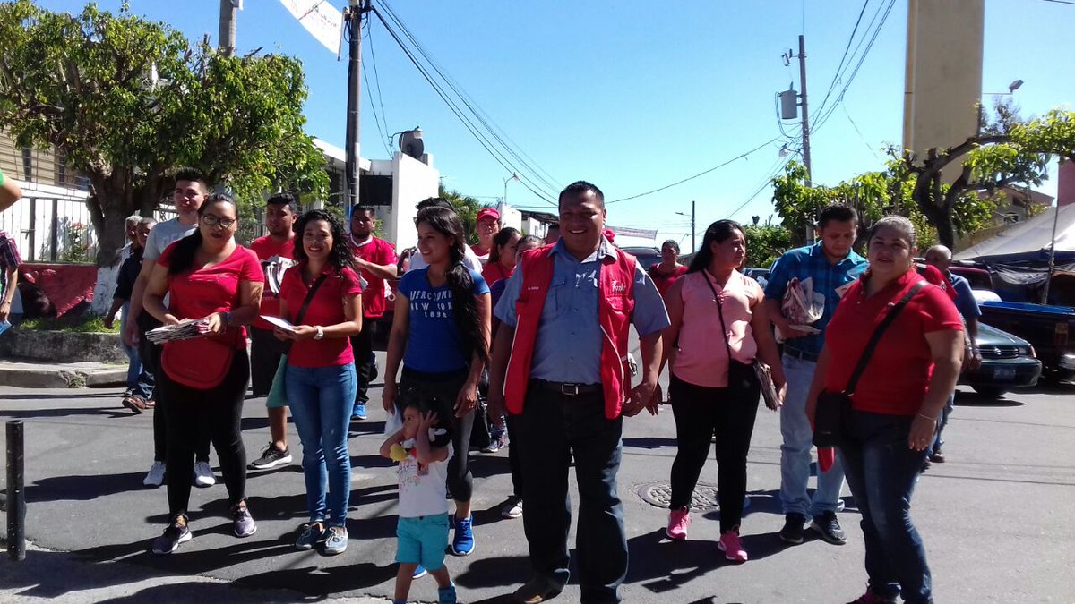 FMLNoficial's tweet photo. Alcalde de San Rafael Cedros René Molina y Milton Garay candidato a diputado, acompañando el visiteo en la zona urbana de San Rafael Cedros. #NuevasVictorias #SomosFMLN. https://t.co/UTeWfzDeeg