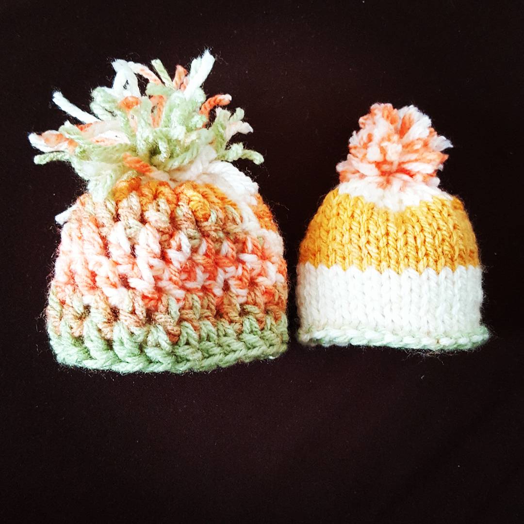 Des petits bonnets qui vont se retrouver sur des bouteilles de jus 😄 vous aurez peut être la chance de tomber dessus dans votre magasin 😉 le premier est en fil d'or 😋
#innocent #phildar #metstonbonnet #lespetitsfreresdespauvres #madamegogo <a href="/innocent_Fr/">innocent France</a> <a href="/PhildarOfficiel/">Phildar</a>