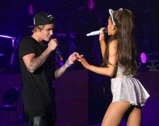 TudoArianaBRA's tweet photo. VAMOS AJUDAR OS BELIEBERS 

RT = VOTO 

Dj Khaled Collaboration of the Year #AMAs https://t.co/KB39btJv5p