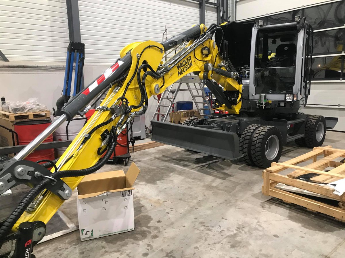 T_Bernesga's tweet photo. Installation of automatic greasing system Groeneveld EcoPlus to #WackerNeuson EW65 #Groeneveld #EcoPlus #efficiencyatwork #bespoke https://t.co/KbdliWv62K