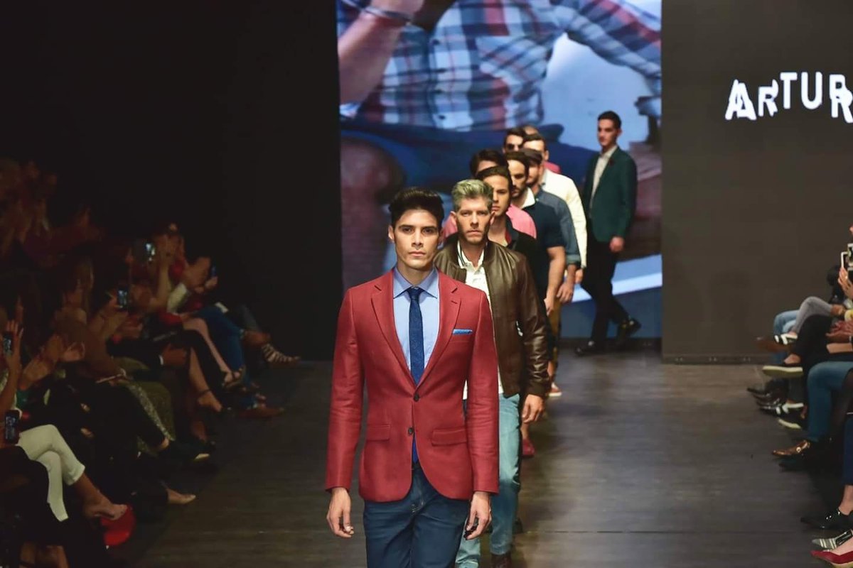 rivojoseandres's tweet photo. Arturo calle en el Mercedes Benz Fashion Guatemala #mbfgt #mbfw2017 #mbfwgt2017 #guateestademoda https://t.co/e55jegD4mk