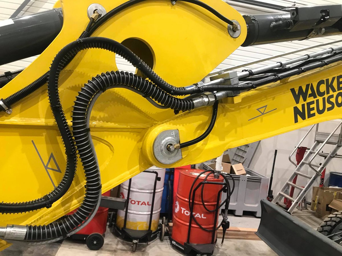 T_Bernesga's tweet photo. Installation of automatic greasing system Groeneveld EcoPlus to #WackerNeuson EW65 #Groeneveld #EcoPlus #efficiencyatwork #bespoke https://t.co/KbdliWv62K