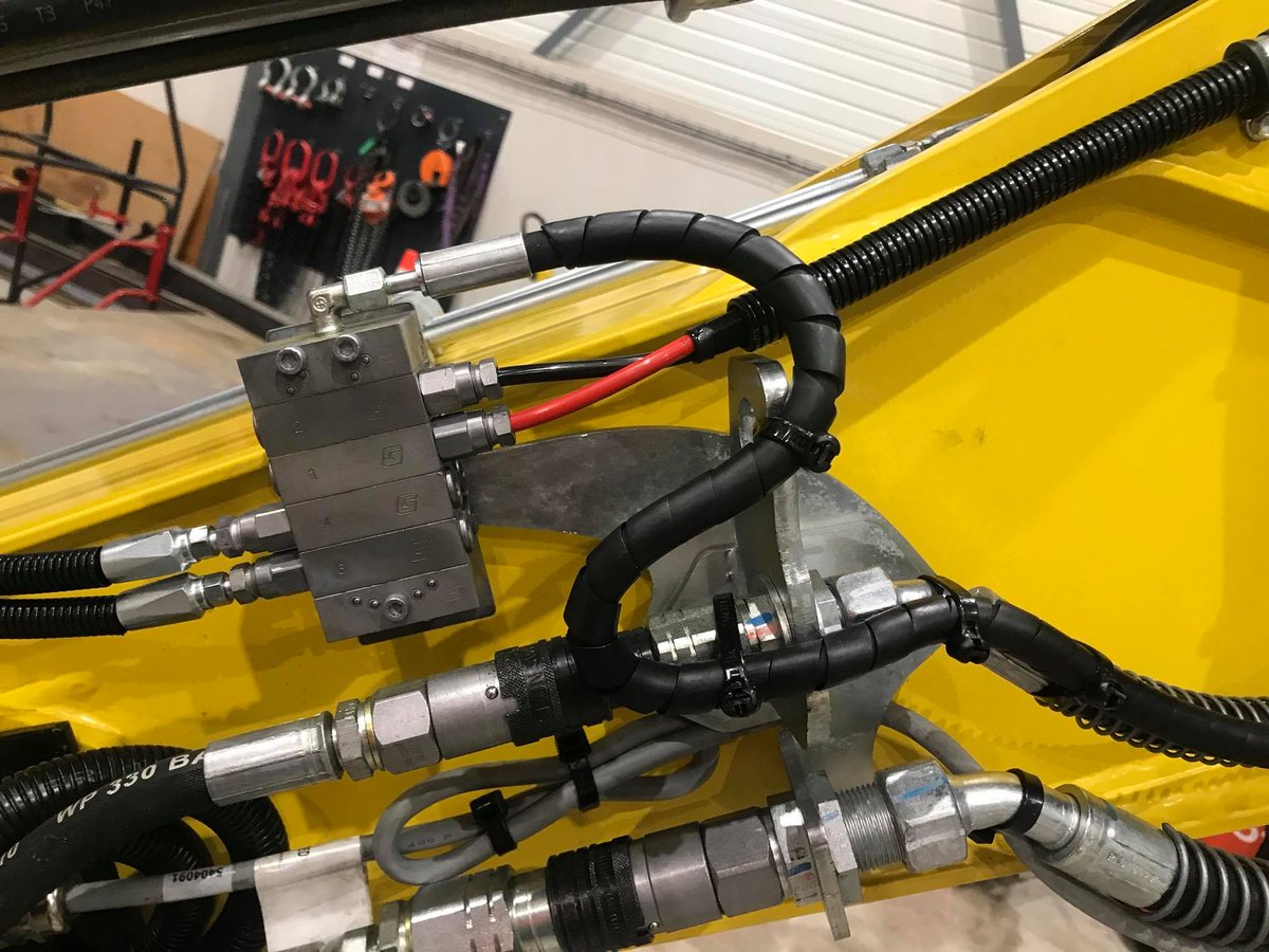 T_Bernesga's tweet photo. Installation of automatic greasing system Groeneveld EcoPlus to #WackerNeuson EW65 #Groeneveld #EcoPlus #efficiencyatwork #bespoke https://t.co/KbdliWv62K