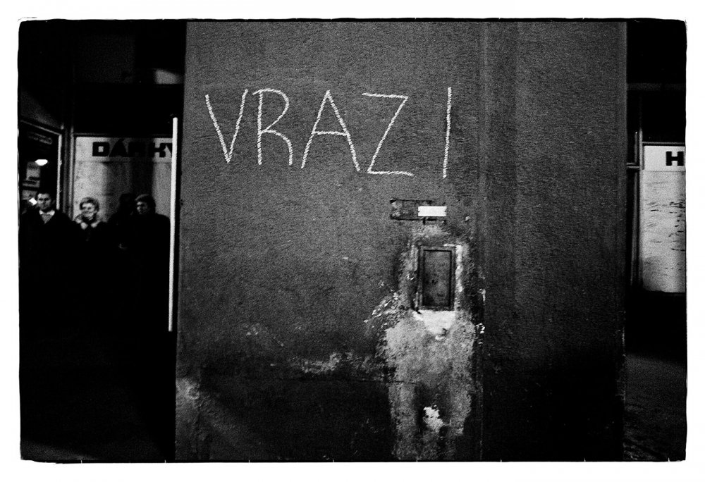 Tak abysme nikdy nezapomneli. Fotografie vznikla 17.listopadu 1989 po zasahu komunisticke policie na