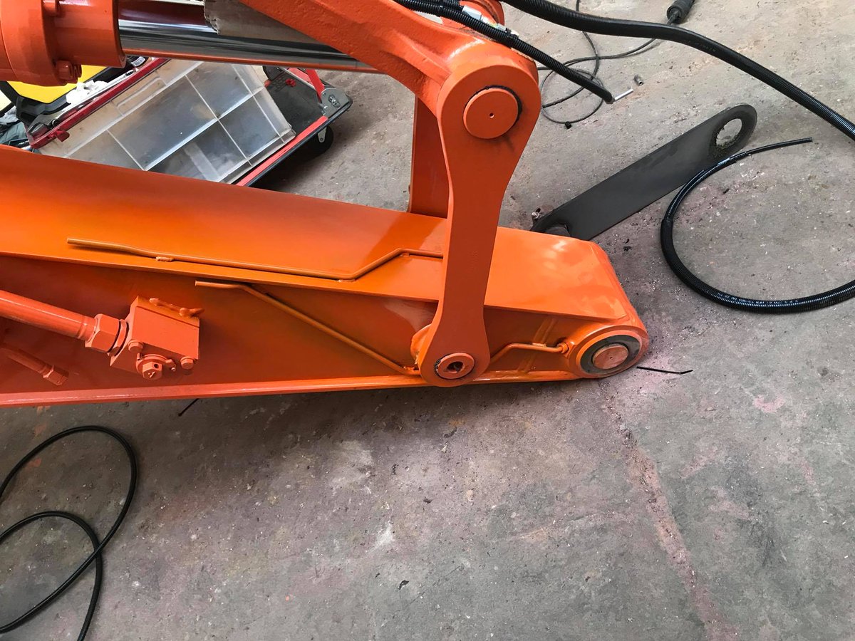 T_Bernesga's tweet photo. Installation of automatic greasing system Groeneveld Twin 3 to #Hitachi ZX135US-6. #Groeneveld #Twin #efficiencyatwork #bespoke https://t.co/Jpp9QJQJtb
