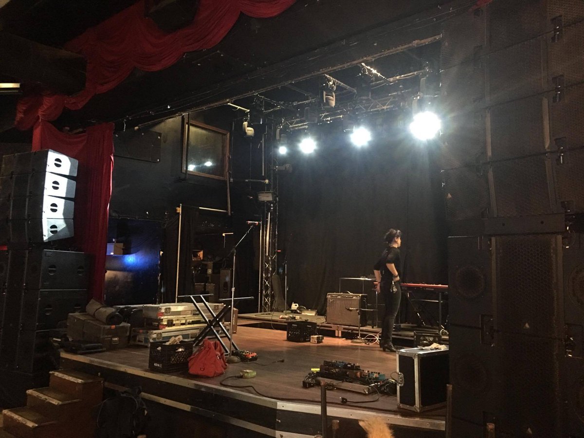 kickagency's tweet photo. #RT tutti! Un viaggio come il #VietatoMorireTour è fatto di 1000 frammenti. Tutti insieme e con il VOSTRO aiuto colorano, una grande anima. Ancora in esclusiva per voi i primi istanti appena arrivati al @themodclub #ermalmeta #hitweek #kickagency @famedalupi @Hitweek @MetaErmal https://t.co/g4r2njDjRt