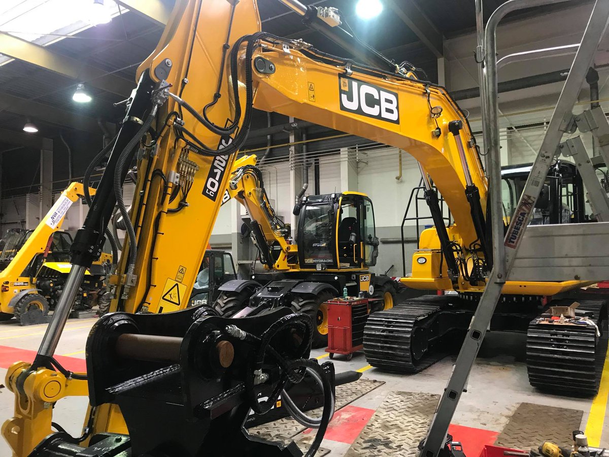 T_Bernesga's tweet photo. Installation of automatic greasing system Groeneveld Twin 3 to nine @JCBmachines JS210 LC4F #Groeneveld #Twin #efficiencyatwork #bespoke https://t.co/JAuALteISy