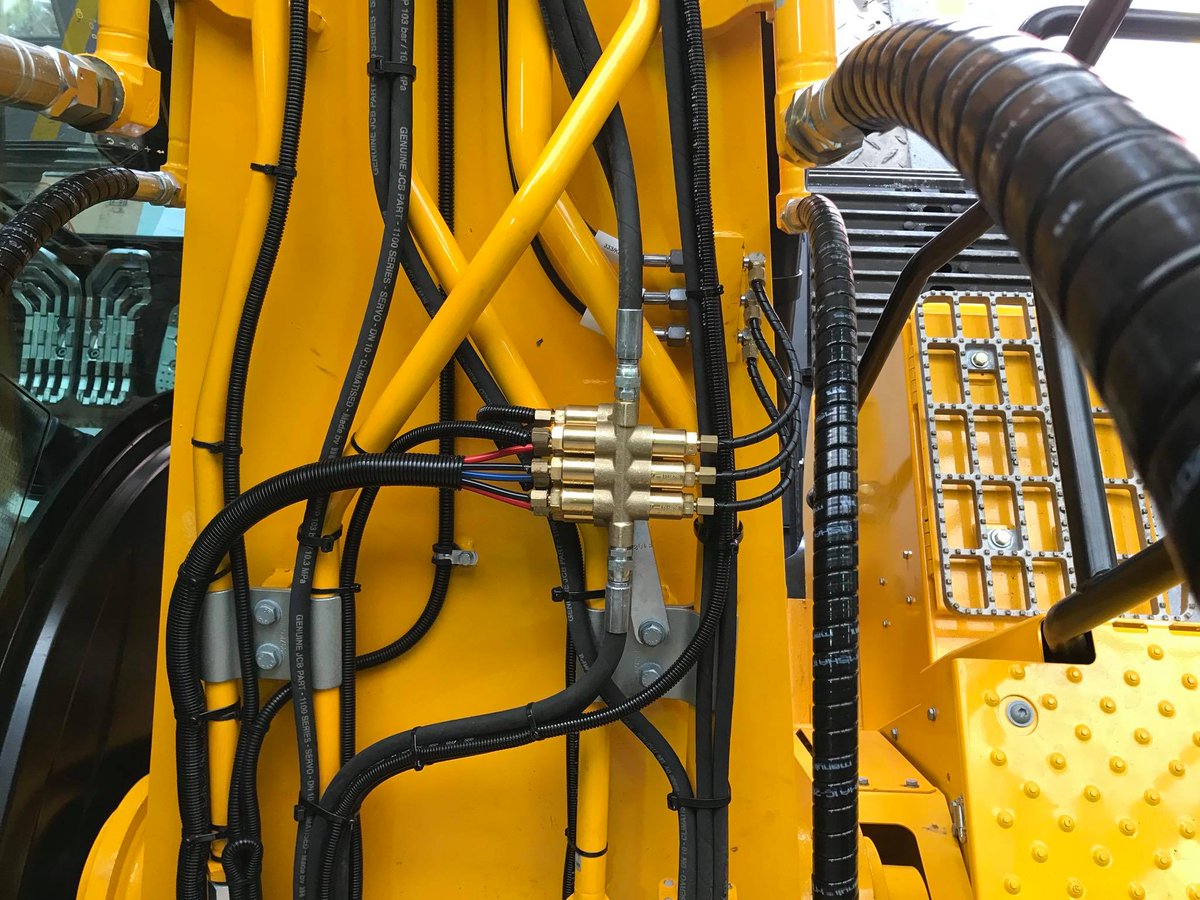 T_Bernesga's tweet photo. Installation of automatic greasing system Groeneveld Twin 3 to nine @JCBmachines JS210 LC4F #Groeneveld #Twin #efficiencyatwork #bespoke https://t.co/JAuALteISy