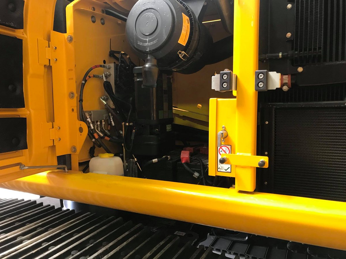 T_Bernesga's tweet photo. Installation of automatic greasing system Groeneveld Twin 3 to nine @JCBmachines JS210 LC4F #Groeneveld #Twin #efficiencyatwork #bespoke https://t.co/JAuALteISy