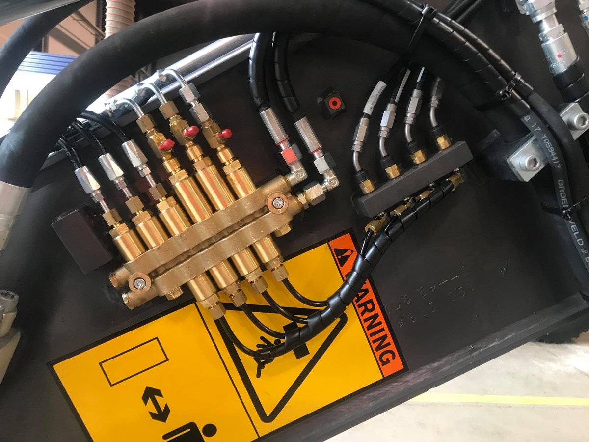 T_Bernesga's tweet photo. Installation of automatic greasing system Groeneveld Twin 3 to #VolvoCE EW140D. #Groeneveld #Twin #efficiencyatwork #bespoke https://t.co/knlHfiARne
