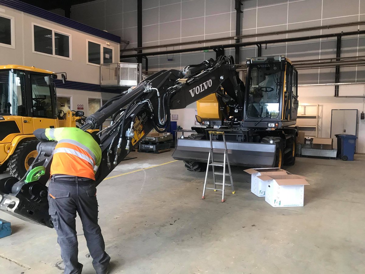 T_Bernesga's tweet photo. Installation of automatic greasing system Groeneveld Twin 3 to #VolvoCE EW140D. #Groeneveld #Twin #efficiencyatwork #bespoke https://t.co/knlHfiARne