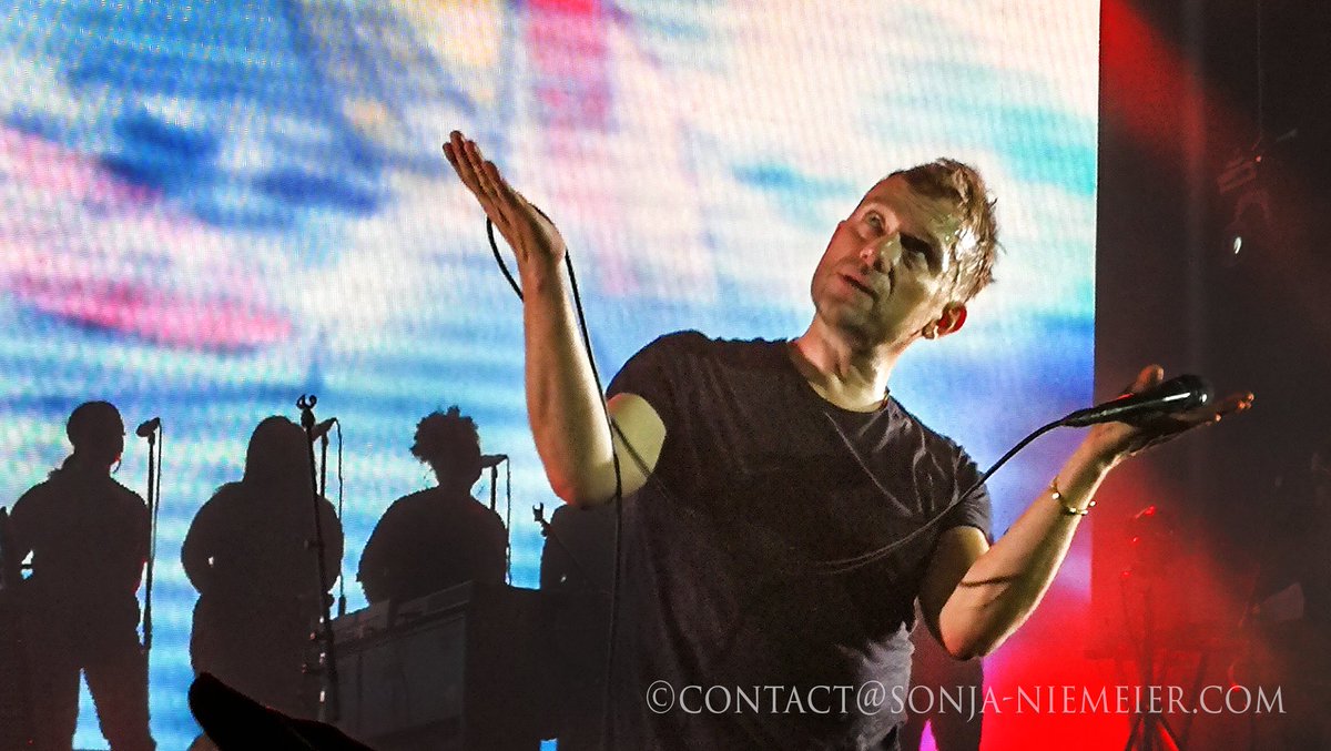muse_of_imagery's tweet photo. #gorillaz #humanzworldtour #duesseldorf #damonalbarn #jamiehewlett https://t.co/s4wzakKult