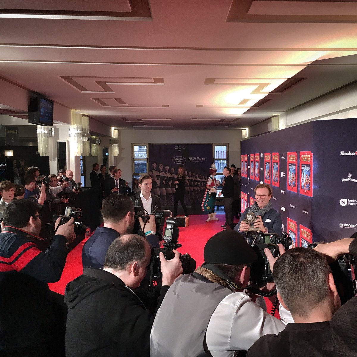 andrepuchta's tweet photo. Wolfgang Lippert bei #Weltpremiere von #SpielmitderZeit im @PalastBerlin. Die große Show der kleinen Kids. @I_love_Berlin #RedCarpet #Kindershow @red_carpet_de https://t.co/zB02ifhD8H