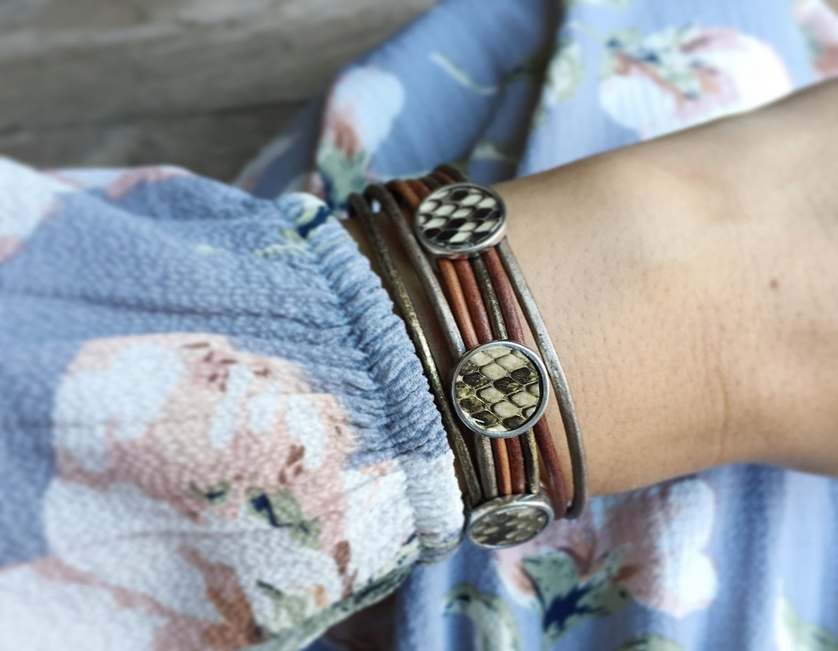 jelenpm's tweet photo. New design 👑 https://t.co/IhYsjgiBES #bracelet #boho #vintagefashion #etsychaching #etsymntt #etsyshop #handmadechristmas https://t.co/kVmd0xvoxX