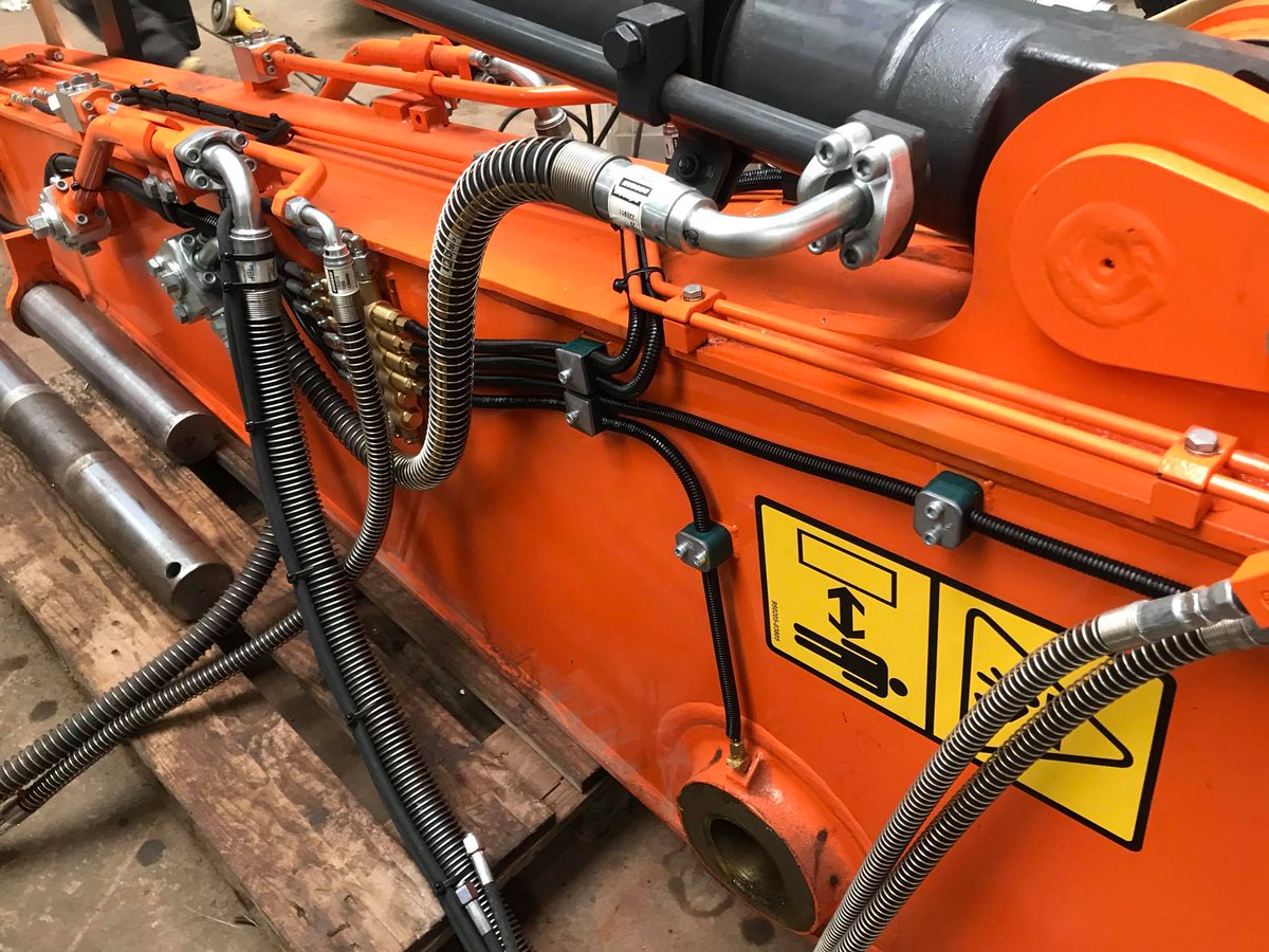 T_Bernesga's tweet photo. Installation of automatic greasing system Groeneveld Twin 3 to #Doosan DX235. #Groeneveld #Twin #efficiencyatwork #bespoke https://t.co/ubv8ZJx1hc