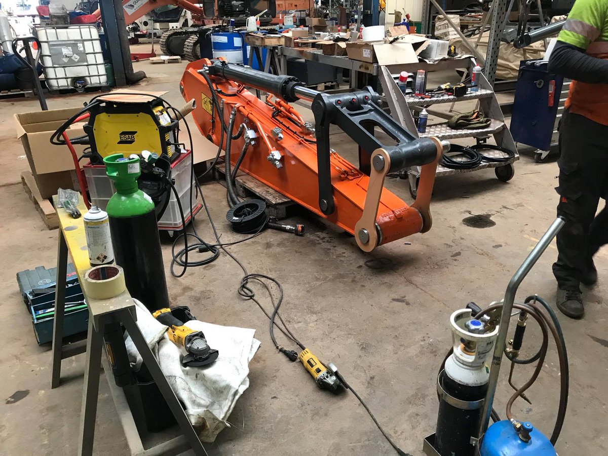 T_Bernesga's tweet photo. Installation of automatic greasing system Groeneveld Twin 3 to #Doosan DX235. #Groeneveld #Twin #efficiencyatwork #bespoke https://t.co/ubv8ZJx1hc