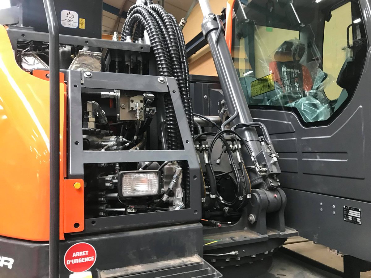 T_Bernesga's tweet photo. Installation of automatic greasing system Groeneveld Twin 3 to #Doosan DX235. #Groeneveld #Twin #efficiencyatwork #bespoke https://t.co/ubv8ZJx1hc