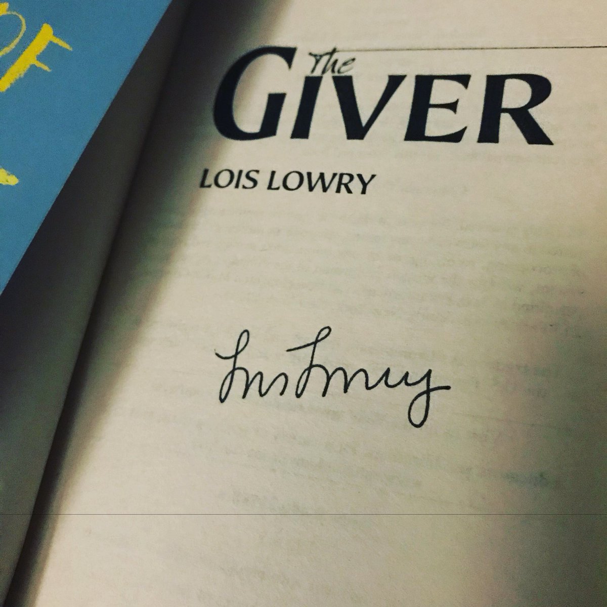 SamanthaShaffn2's tweet photo. @LoisLowryWriter still signed my old book, though I cut in line and didn’t have a number. She was hilarious in the panel with @EllenHopkinsLit ...I guess once a dude wrote her a large manuscript about his life and he was in fact, the giver lol. #NCTE2017 #booksthatsavelives 💜👌 https://t.co/UixRfgVN5g