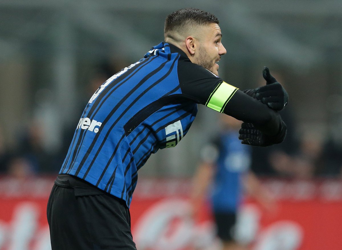 Chinocchia's tweet photo. Icardi hugging the only striker in the world better than him https://t.co/W0b8zCkhDS