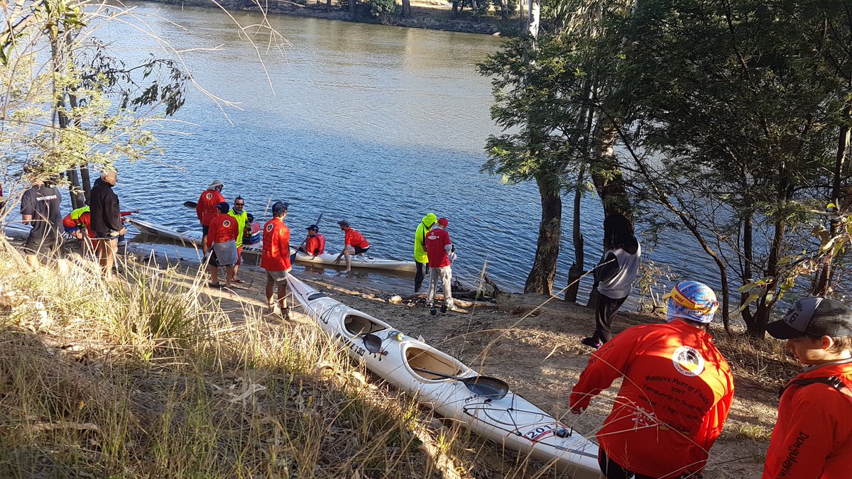 Mark_Blackman1's tweet image. Hundreds of boaties from around the world have taken off from Yarrawonga for the #MassiveMurrayPaddle. 404ks over 5 days...a huge effort! Hear some of their stories on @WINNews_Alb at 6