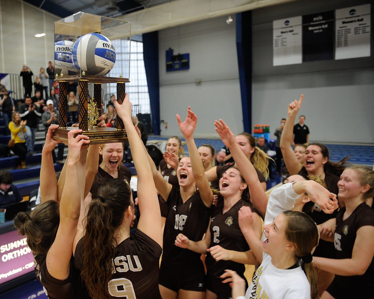 SMSUMustangs's tweet photo. @SMSUVolleyball are @NorthernSunConf Tournament Champions for the first time since 2012!

(Credit: Justin Oakman Photography | https://t.co/QzMZr7gQfy)

#LetsRide🐴 #NSICvb https://t.co/TKicYvL7zF