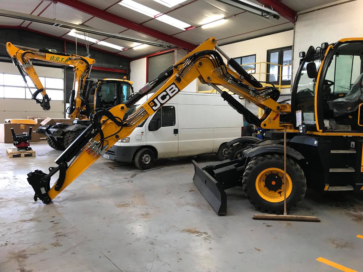 T_Bernesga's tweet photo. Installation of automatic greasing system Groeneveld OnePlus to @JCBmachines Hydradig 110W. #Groeneveld #OnePlus #efficiencyatwork #bespoke https://t.co/fhMNeK7npl