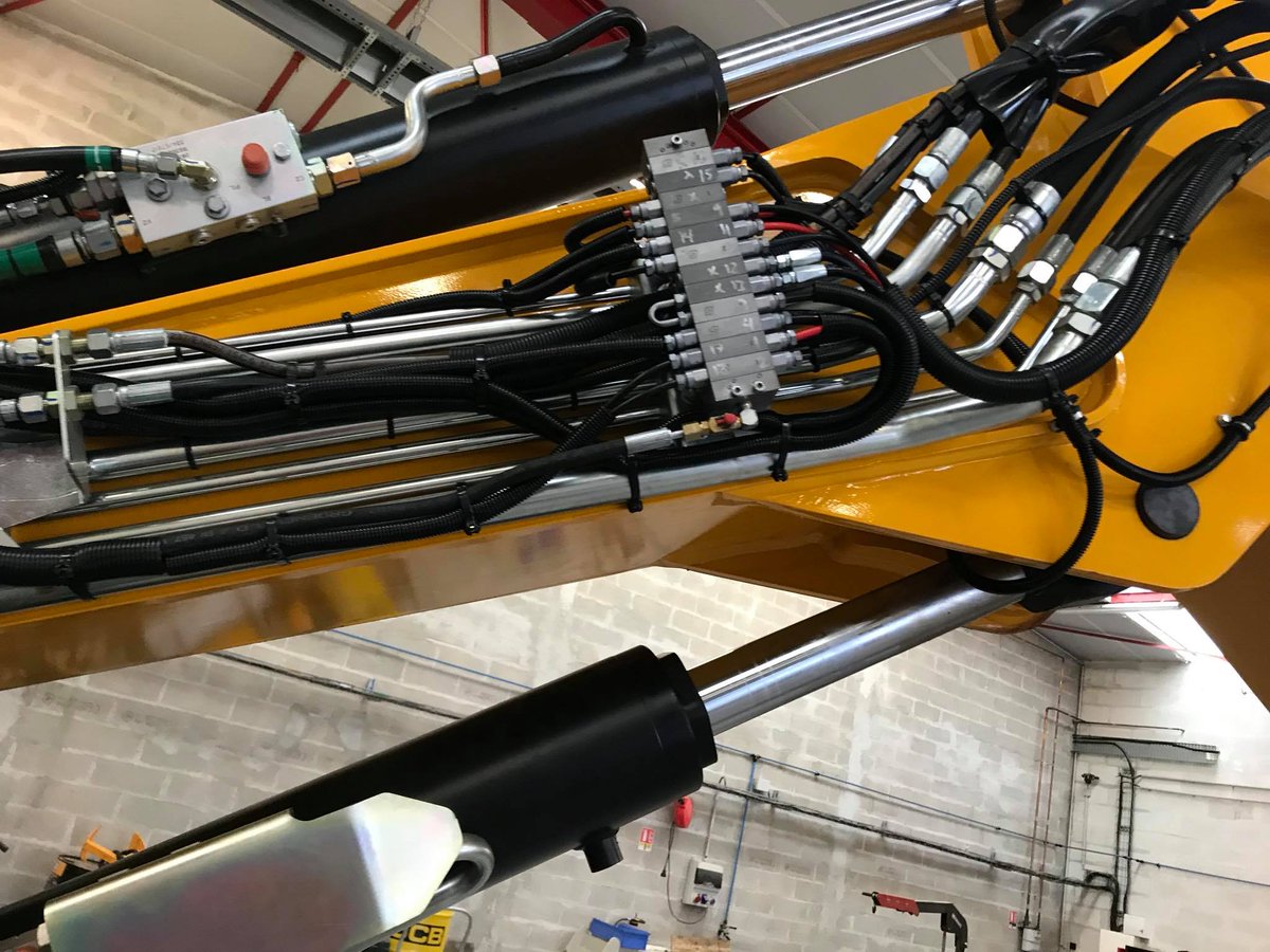 T_Bernesga's tweet photo. Installation of automatic greasing system Groeneveld OnePlus to @JCBmachines Hydradig 110W. #Groeneveld #OnePlus #efficiencyatwork #bespoke https://t.co/fhMNeK7npl