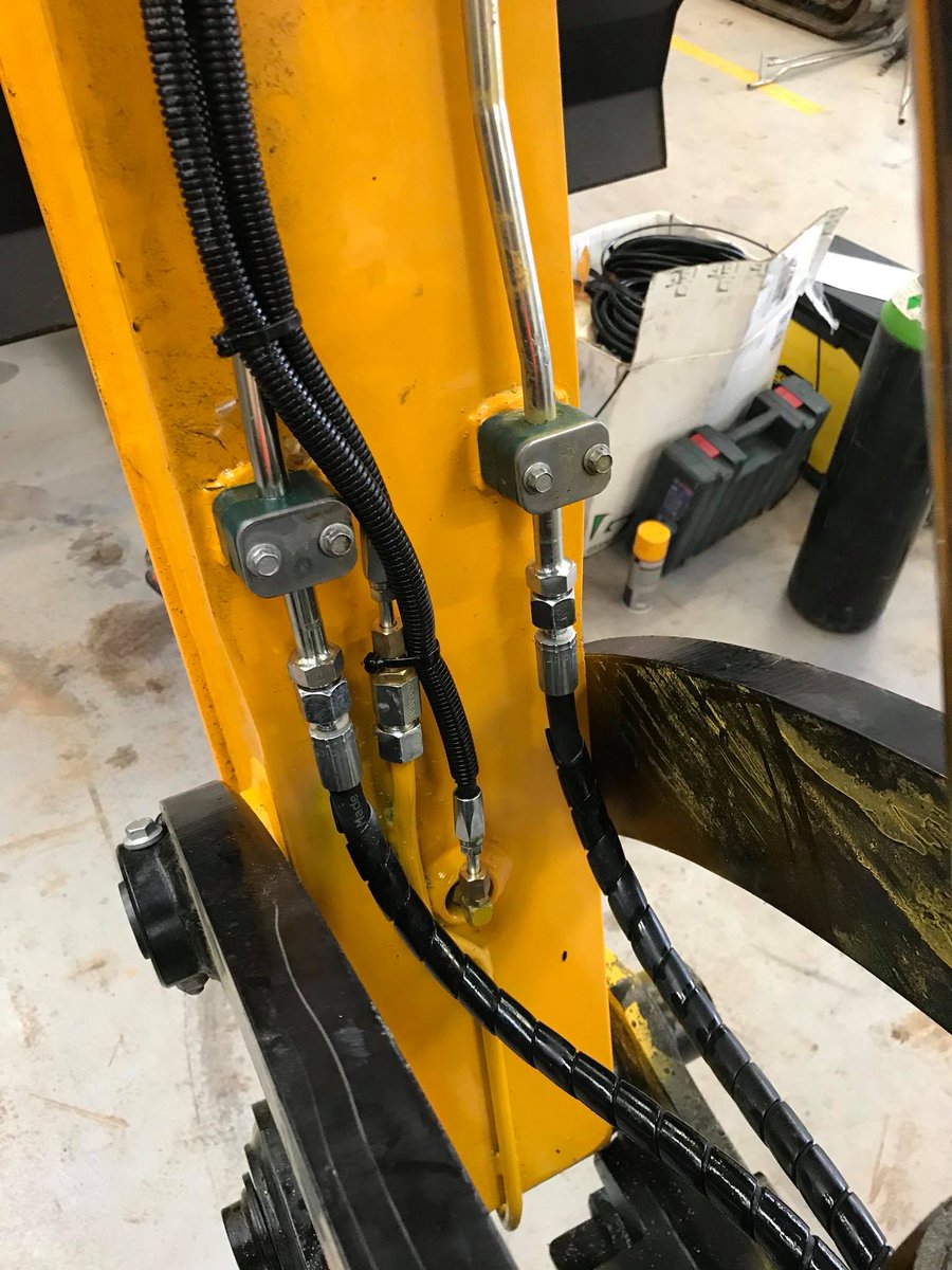 T_Bernesga's tweet photo. Installation of automatic greasing system Groeneveld OnePlus to @JCBmachines Hydradig 110W. #Groeneveld #OnePlus #efficiencyatwork #bespoke https://t.co/fhMNeK7npl