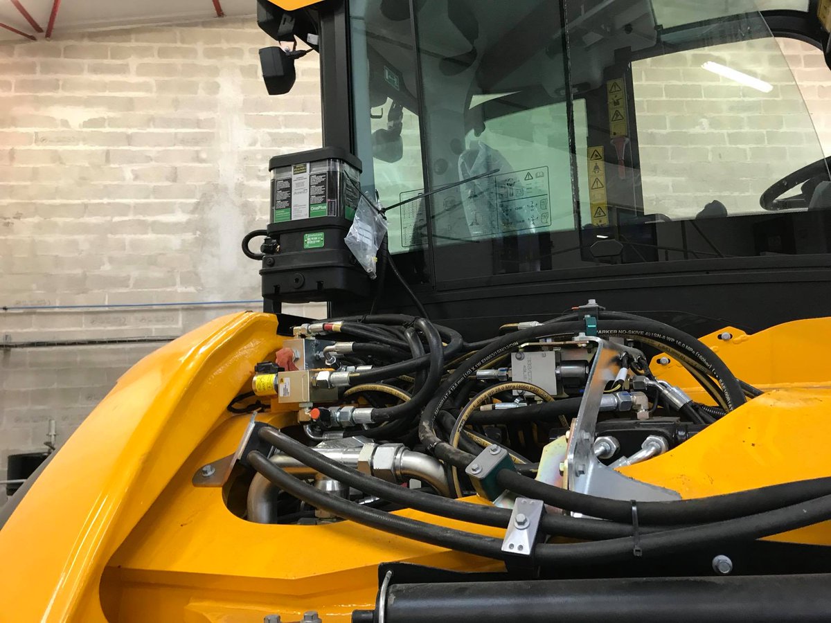 T_Bernesga's tweet photo. Installation of automatic greasing system Groeneveld OnePlus to @JCBmachines Hydradig 110W. #Groeneveld #OnePlus #efficiencyatwork #bespoke https://t.co/fhMNeK7npl