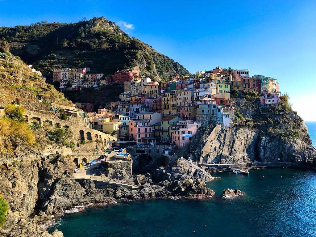 SojuSoldier's tweet photo. In Manarola, the second village in Cinque Terre, it’s hard to take a picture that *doesn’t* look like a postcard. 👀 #manarola #cinqueterre #italy https://t.co/yI1gTp6fI9 https://t.co/crMErH069T