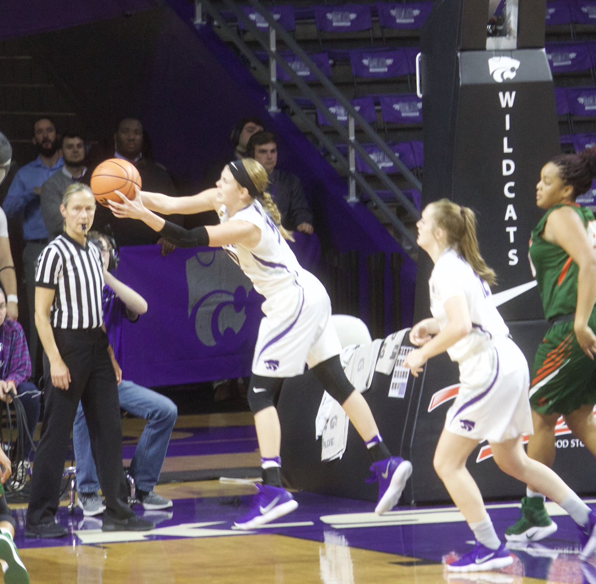 ValarieMartin50's tweet photo. @ShaelynMartin50 hustling, boarding, and stealing vs Florida A & M. @KStateWBB https://t.co/YsVbCE9YTe