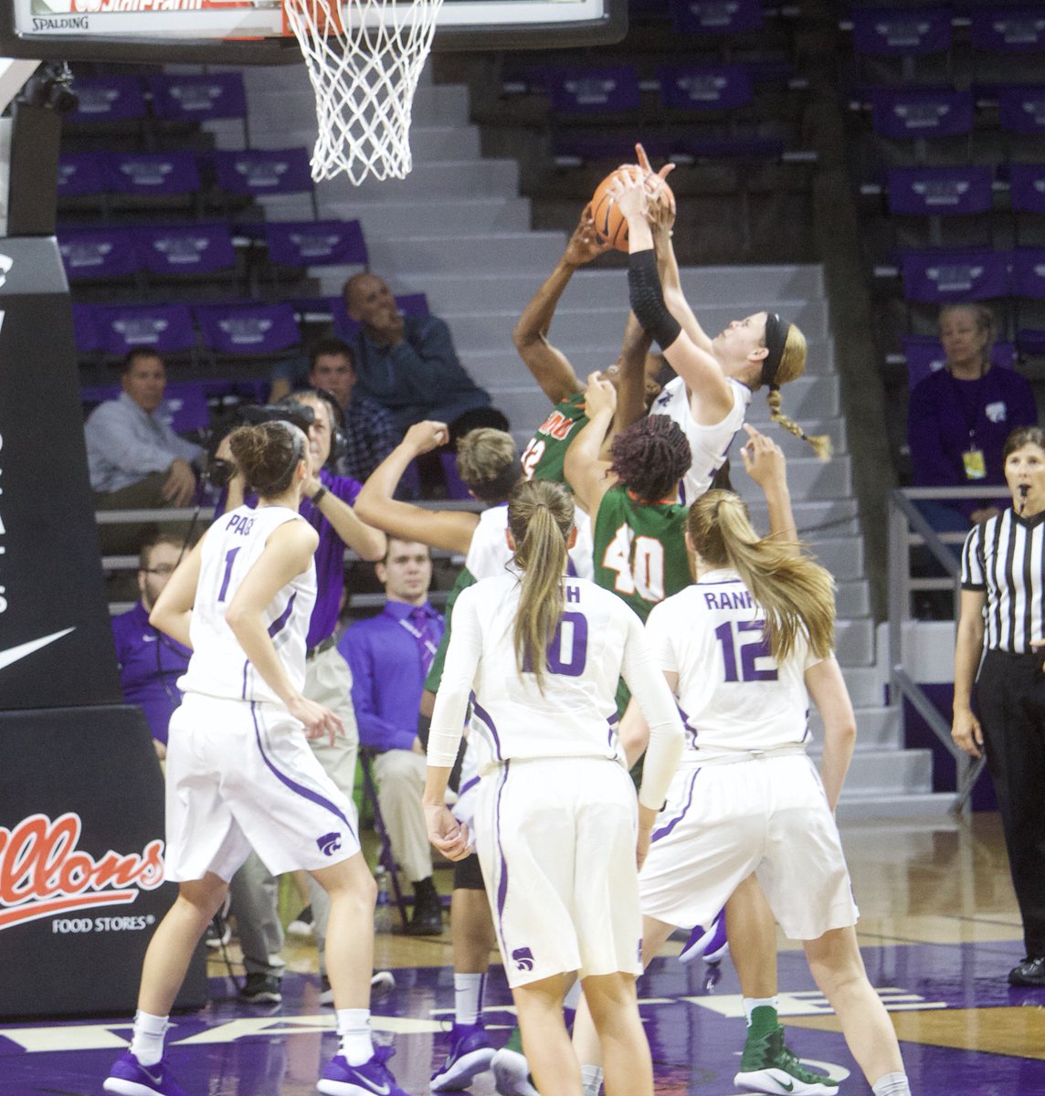 ValarieMartin50's tweet photo. @ShaelynMartin50 hustling, boarding, and stealing vs Florida A & M. @KStateWBB https://t.co/YsVbCE9YTe