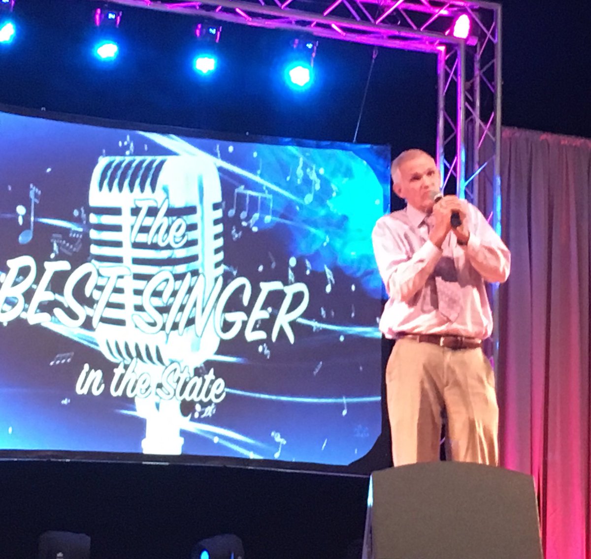 BestSingerState's tweet photo. This guy sounds like Rod Stewart! #BSS2017 https://t.co/D6muvliqL6