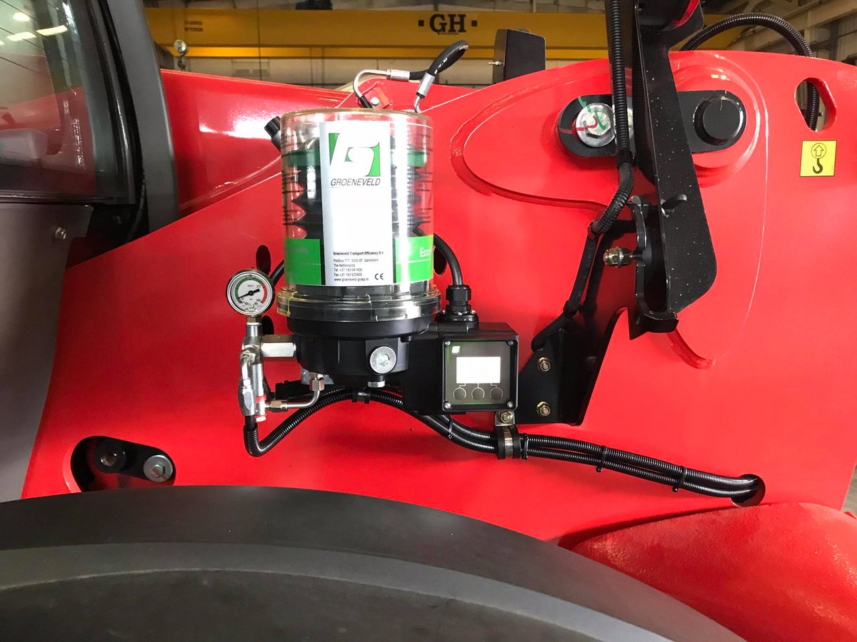 T_Bernesga's tweet photo. Installation of automatic greasing system Groeneveld EcoPlus to @manitou MLT 840-145 PS #Groeneveld #EcoPlus #efficiencyatwork #bespoke https://t.co/K5B4kQQCtC