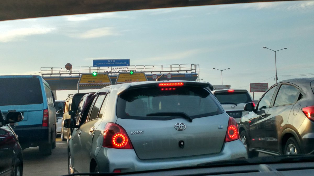 premanpasarsepi's tweet photo. @PTJASAMARGA ini ngapa ngatri ampe kaya gini yak, mana pintunye d buka 2 doang...ampun da ah https://t.co/JAfni2m65o