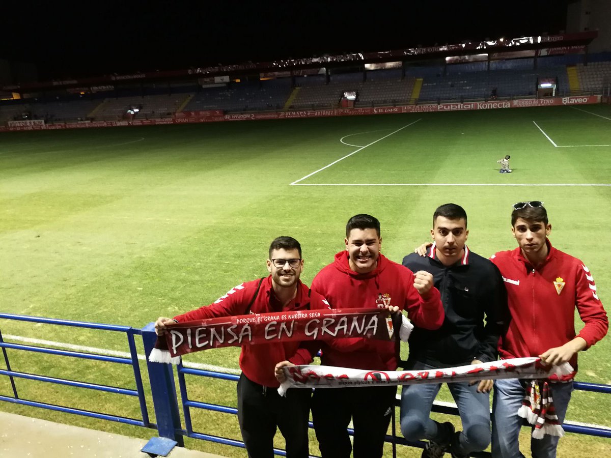 PiensaEnGrana's tweet photo. Que barbaridad de golazo. Hemos ganado al líder. Pitido final y suena Paloma de Calamaro. La celebración de los desplazados ha debido ser de época. Este equipo está empezando a trabajar. #LlenamosNC @realmurciacfsad Viva nuestro Real Murcia https://t.co/rEUiyU3VJR