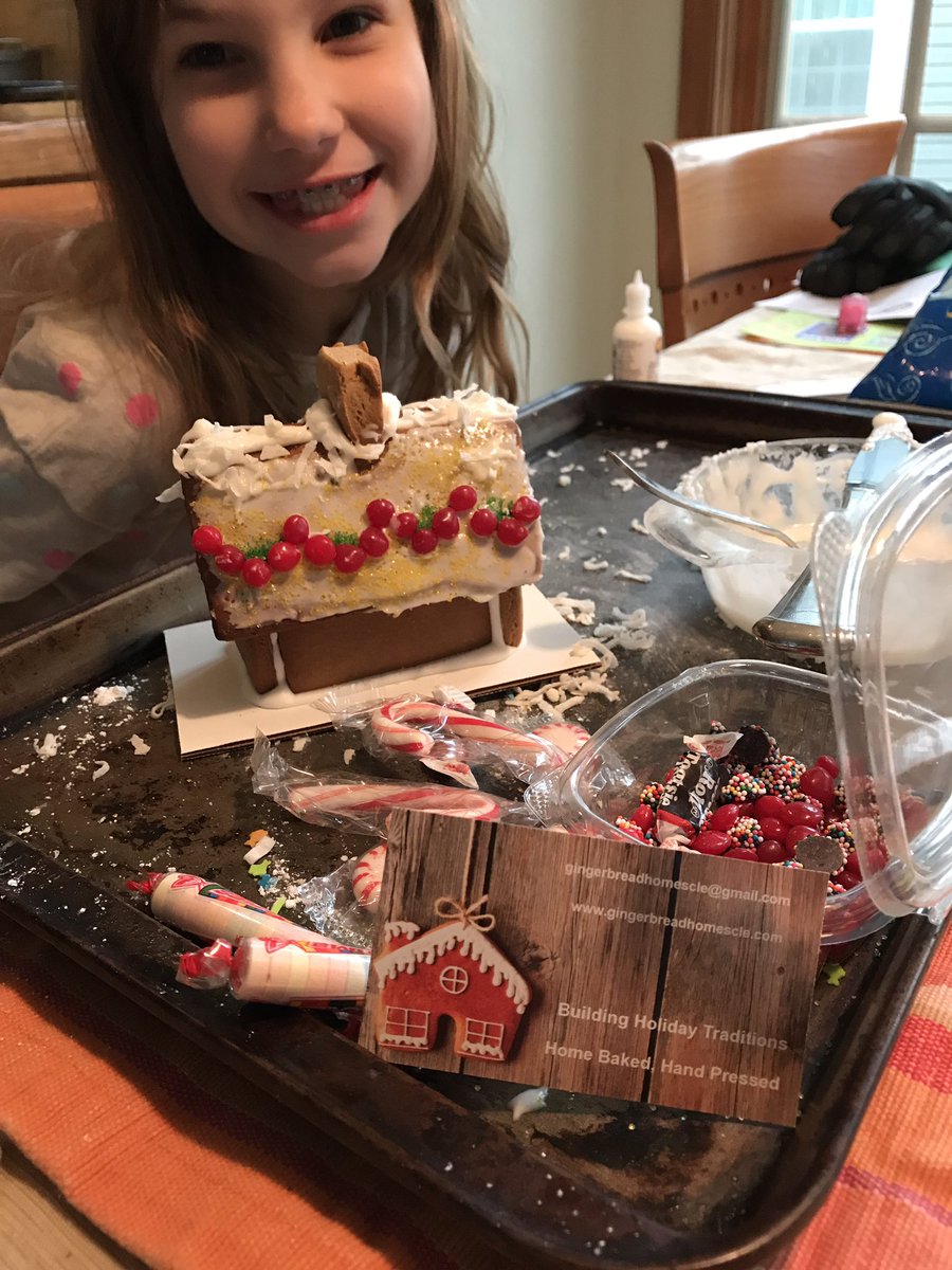 KDuBayGillis's tweet photo. Chicken paprikash and gingerbread houses from the #CLEflea help make the afternoon cozy and fun. https://t.co/wXuzcSkHum