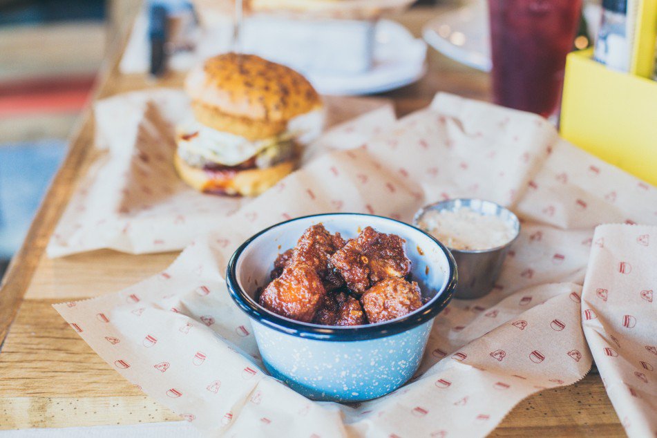 BareburgerCbus's tweet photo. It's a good Sunday when dinner = smashing into these chicken bites 😍 https://t.co/86ei8ROW20