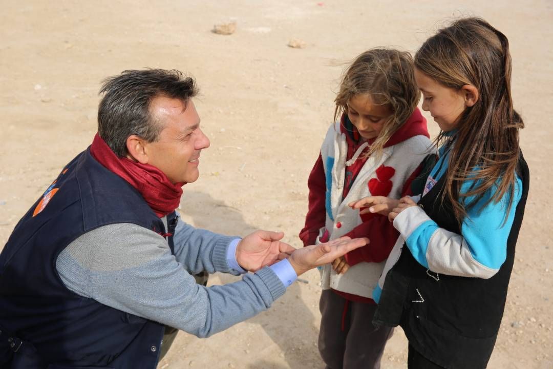 max_f_diana's tweet photo. Meet Nada & Rasja, living in the #Jibreen (east #Aleppo) IDP shelter, housing around 7,000 persons. They have already missed too much of their #childhood. No matter how much aid one can deliver, they only need a lasting solution to see their potential fulfilled. #GivePeaceAChance https://t.co/uTEHrewn2Y