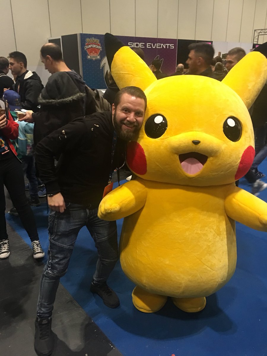 fmhoebeeck's tweet photo. Crazy weekend of being a geek 🤓 but great fun #teamhoebeeck #Pokemon #internationalchampionship #London #TCG #manchild https://t.co/ljnBjs4Fte
