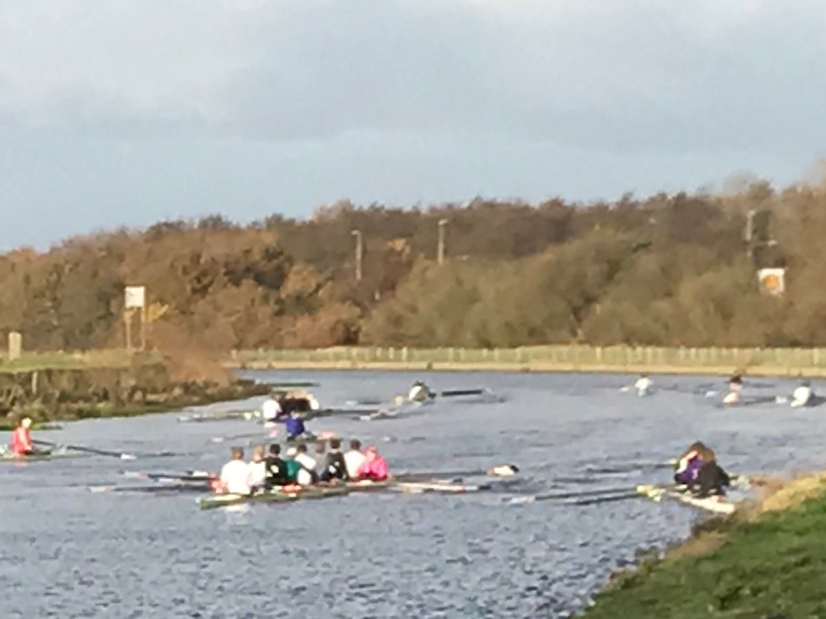 Hele kanaal vol #prehelspar <a href="/GyasGroningen/">AGSR Gyas</a> 33 boten 5,6km windkracht 6 tegen. @helvanhetnoorden we zijn er klaar voor