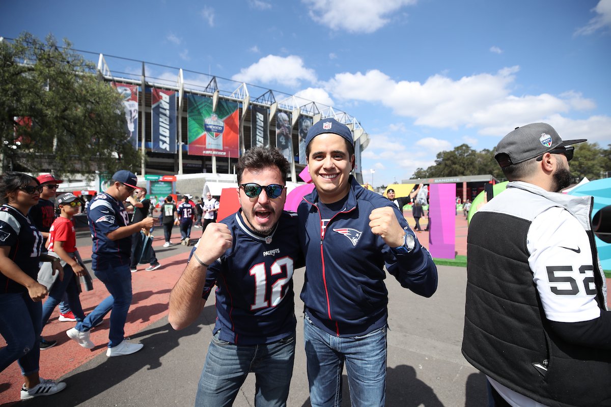 nflmx's tweet photo. Los fans disfrutando del #FanFiesta #NFLMexico https://t.co/6rR2hTcFkS