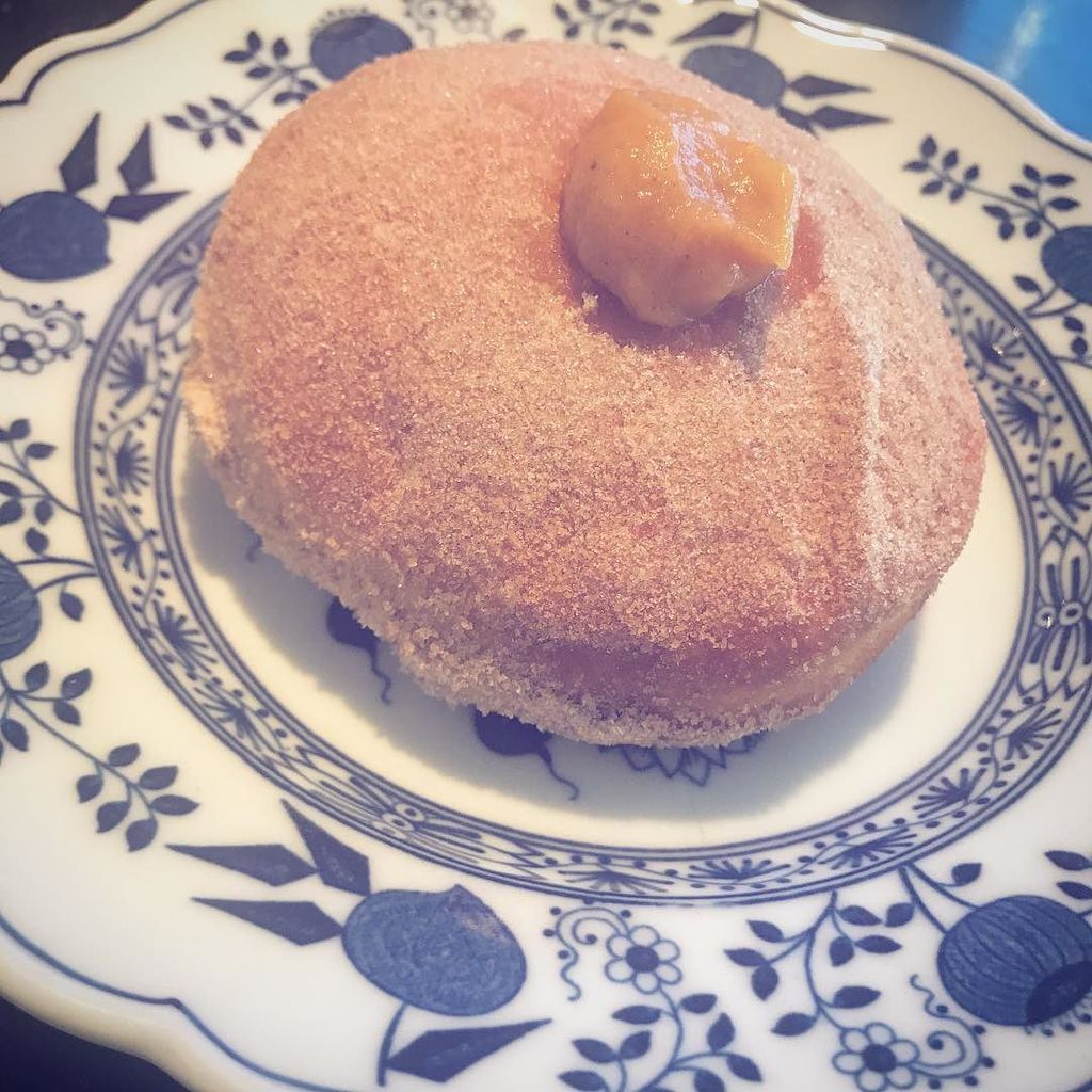 FarmsteadTable's tweet photo. Sugared-and-spiced, yeast-raised, pumpkin-cream-filled: doughnut
.
.
.
#pumpkinspiced #servedwarm #brunchlife #bomboloni #dizucca #fatmsteadtable #newtoncentre https://t.co/KUFpcezHOa https://t.co/woS7d0h0cD