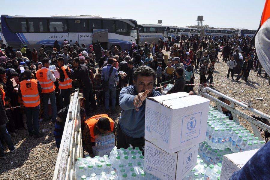 Last month, WFP teams provided food assistance to > 900,000 women, children &amp; men across conflict-hit #Iraq.